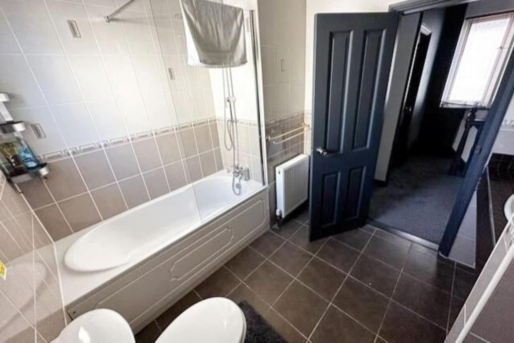 Green Haven Villa - 4Br Spacious House With Hot Tub, Ample Parking, Air Condition, Wifi, Netflix, Patio & Garden Kidlington Esterno foto