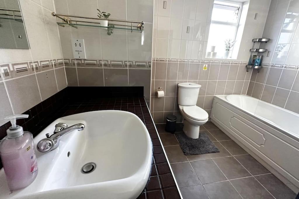 Green Haven Villa - 4Br Spacious House With Hot Tub, Ample Parking, Air Condition, Wifi, Netflix, Patio & Garden Kidlington Esterno foto