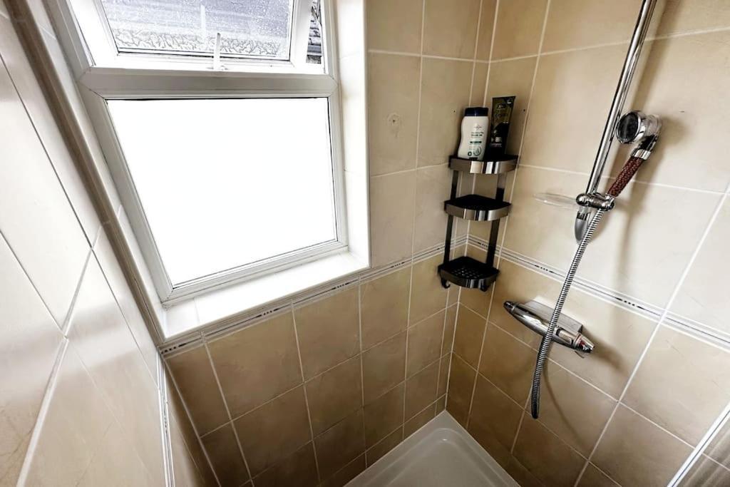 Green Haven Villa - 4Br Spacious House With Hot Tub, Ample Parking, Air Condition, Wifi, Netflix, Patio & Garden Kidlington Esterno foto
