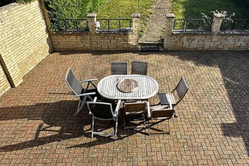 Green Haven Villa - 4Br Spacious House With Hot Tub, Ample Parking, Air Condition, Wifi, Netflix, Patio & Garden Kidlington Esterno foto