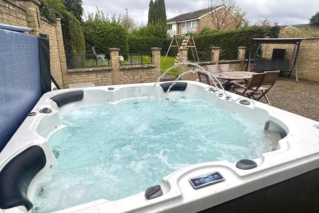 Green Haven Villa - 4Br Spacious House With Hot Tub, Ample Parking, Air Condition, Wifi, Netflix, Patio & Garden Kidlington Esterno foto